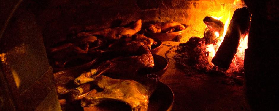 El rey indiscutible de la cocina burgalesa. Se prepara con cordero lechal (de no más de 30 días) y se cocina lentamente en horno de leña, con apenas agua y sal. En muchas localidades, como Aranda de Duero o Lerma, este plato alcanza la categoría de rito.