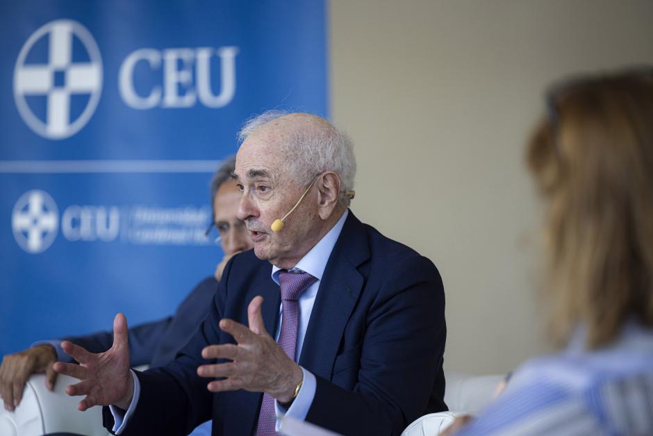 Imagen de Otero Novas durante su intervención en la mesa valores de la Transición en el presente