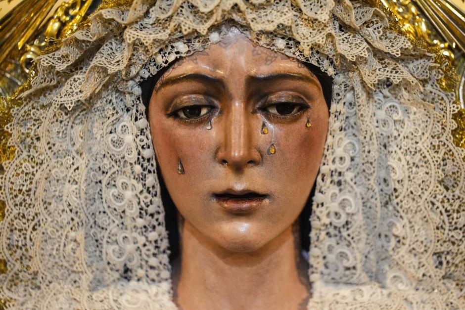 Poco hay que decir de esta restauración fallida que no se haya dicho más. Lo cierto es que, a ojos de un profano, no hay mucha diferencia respecto al original. Sin embargo, la Macarena es especial y cada detalle que pueda modificarse, puede ser motivo de gran controversia. Lo cierto es que tras su necesaria restauración la Macarena no está igual. Su mirada es diferente. Se trate, seguramente, de un matiz. Pero en los matices está, precisamente, lo central.