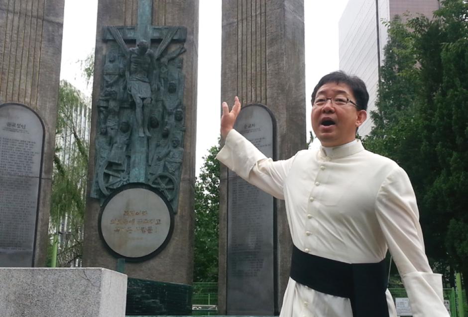 Un sacerdote coreano muestra el lugar donde fueron martirizados los católicos de Seúl
