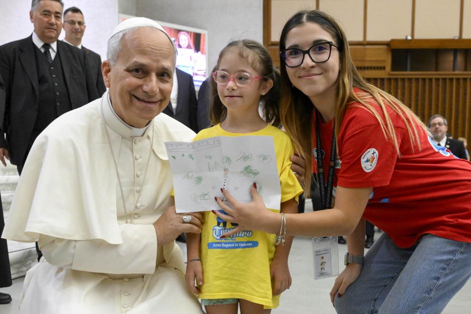 VATICANO (VATICANO), 03/07/2025.- El papa León XIV ha saludado este jueves a cientos de niños que pasan las vacaciones de verano en el Vaticano, así como a cerca de 300 jóvenes ucranianos, y les ha emplazado a "construir puentes" para evitar las guerras. EFE/ Vaticano / Simone Risoluti / SOLO USO EDITORIAL/SOLO DISPONIBLE PARA ILUSTRAR LA NOTICIA QUE ACOMPAÑA (CRÉDITO OBLIGATORIO)