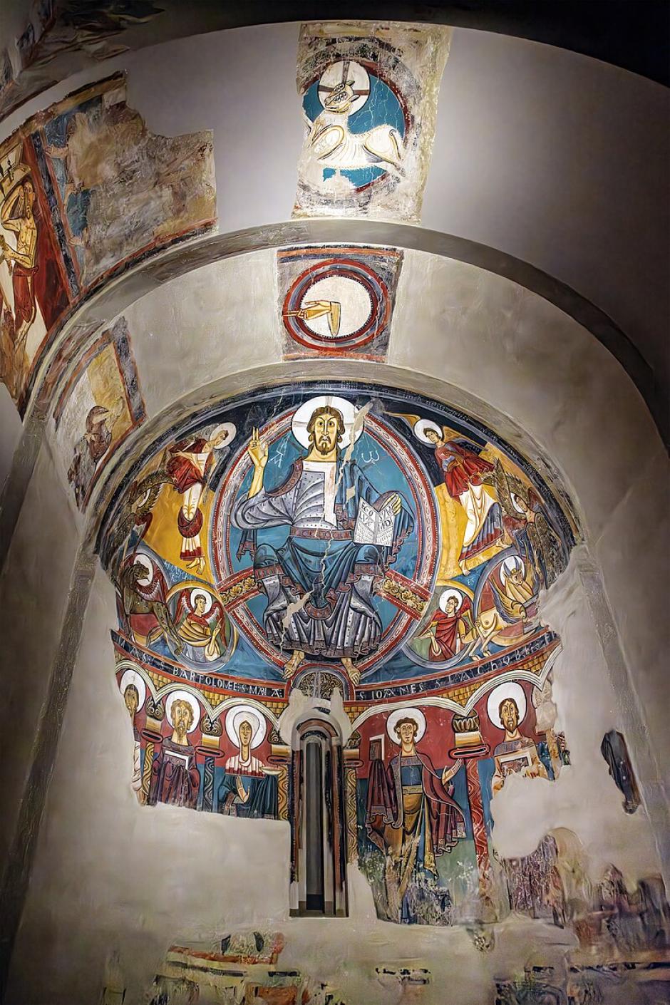 El Pirineo de Lérida esconde una de las obras cumbre de la pintura medieval española, el Cristo Pantocrátor que cubre el ábside de la iglesia románica de Tahull. Lamentablemente, igual que sucedió con las pinturas murales del monasterio de Sijena, las pinturas se arrancaron de su emplazamiento original con la excusa de la conservación, y se custodian hoy en el Museo Nacional de Arte de Cataluña.