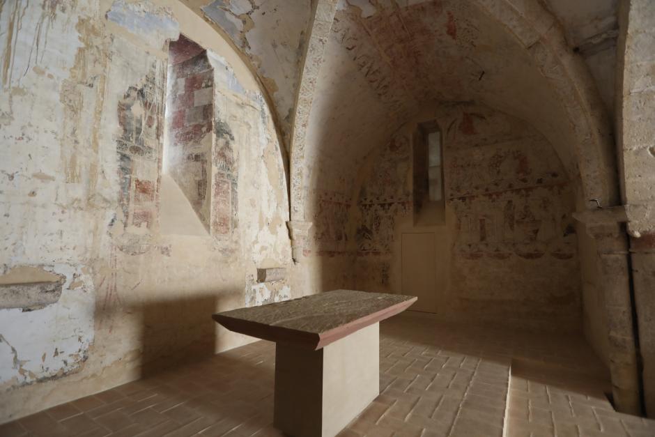 Construida en la ruta de peregrinación a Santiago de Compostela, la pequeña ermita de Santa Brígida, en la localidad navarra de Olite, tiene sus orígenes en el siglo XIII. Su bóveda y muros están cubiertos por valiosas pinturas murales al temple del gótico tardío donde se representan escenas de la vida de Cristo, como la entrada en Jerusalén, la crucifixión o el sepulcro vacío.