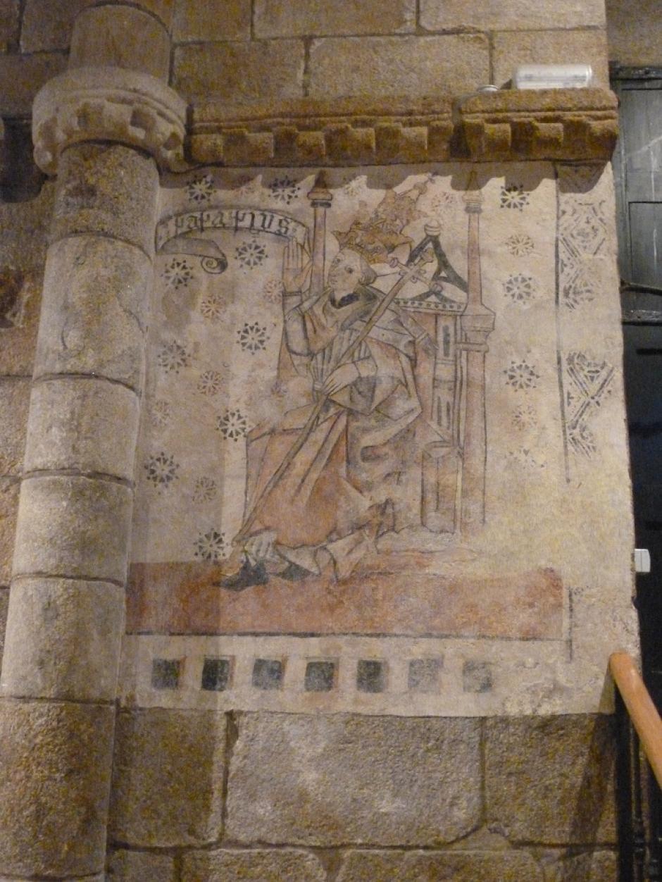 El Monasterio de Moraime (siglo XII) es una de las grandes joyas de la arquitectura románica de Galicia. Este prácticamente desconocido en el resto de España, vinculado con el monasterio compostelano de San Martín Pinario y de una arquitectura íntimamente relacionada con la Catedral de Santiago, alberga también uno de los mayores tesoros de pintura medieval gallega: la representación de los siete pecados capitales. En grave riesgo de desaparición, una reciente restauración logró recuperar y dar estabilidad, sin necesidad de arrancarlas, estas pinturas del gótico tardío.