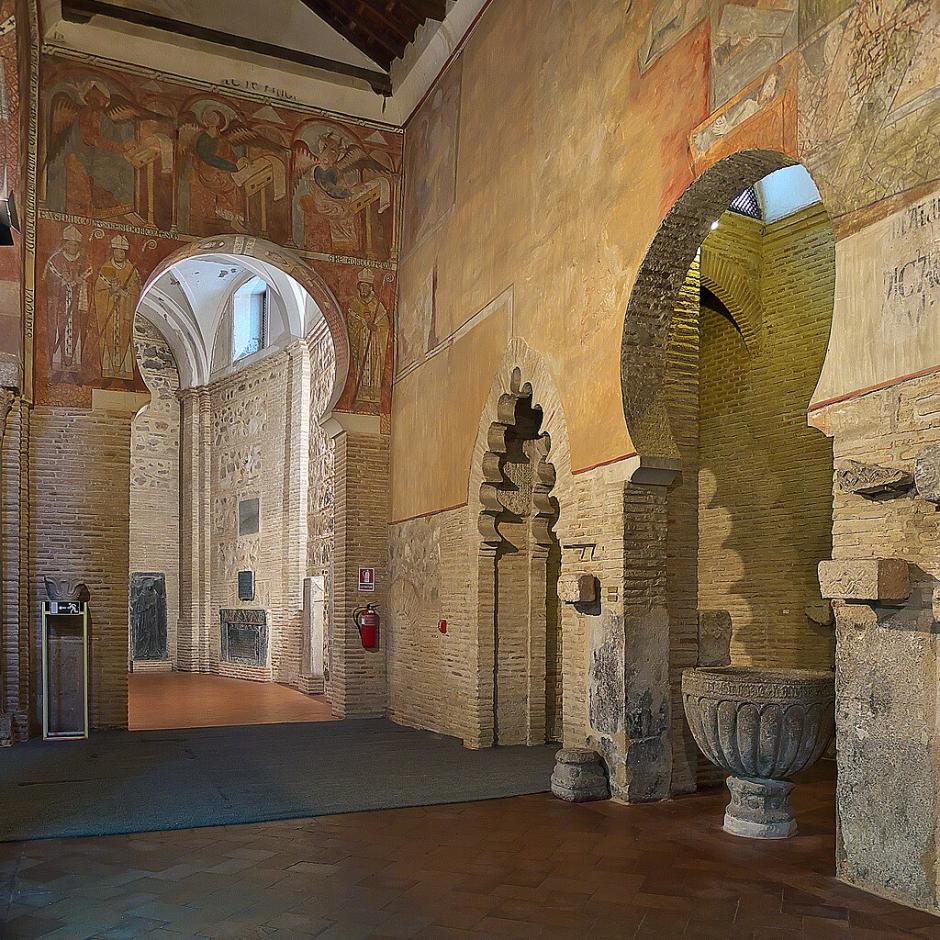 La iglesia de San Román de Toledo, hoy desacralizada y sede del Museo de los Concilios, es una de las iglesias más intrigantes de la ciudad imperial. De arquitectura mudéjar, la iglesia, de 1221, alberga en su interior unos valiosos frescos medievales y renacentistas que cubren prácticamente todos sus muros.