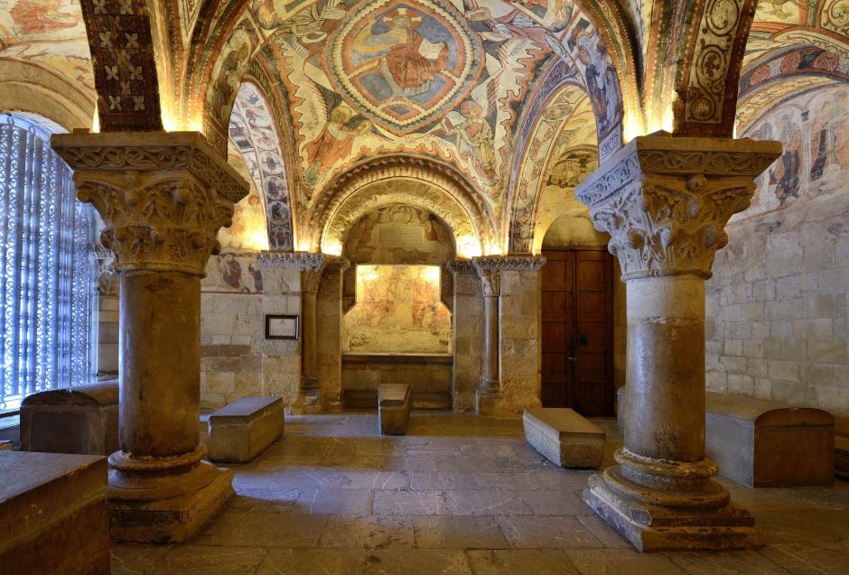 Las pinturas de las bóvedas del Panteón de los Reyes de León en la colegiata de San Isidoro es la cumbre de la pintura románica en España. Construida durante el reinado de Fernando I y Sancha en 1230, alberga las tumbas de 11 reyes y 12 reinas, además de 10 infantes, 9 condes y otros miembros de la nobleza medieval. Las pinturas, de una factura impecable y asombroso estado de conservación, representan episodios bíblicos, como la anunciación, la última cena, la crucifixión o el apocalipsis.