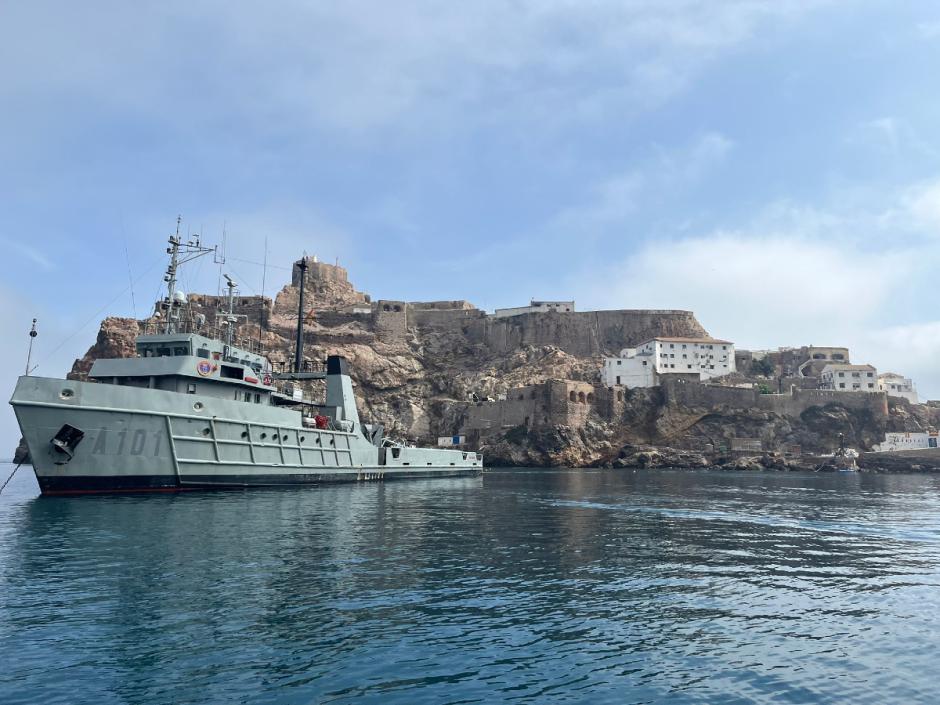 El buque auxiliar Mar Caribe de la Armada española, en el peñón de Vélez