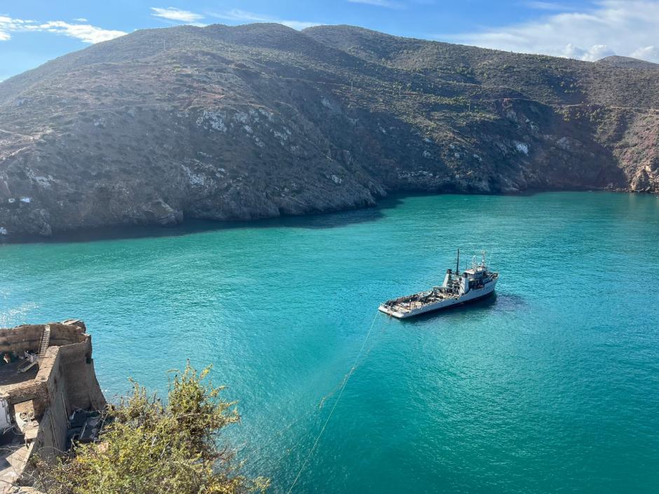 Vistosa imagen área del buque auxiliar de la Armada española mar Caribe en el peñón de Vélez