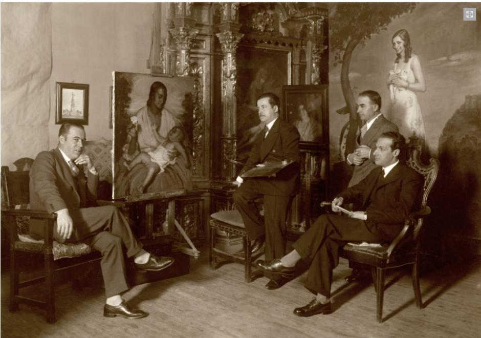 En su estudio con amigos en 1934. Archivo Alejandro Aguilar