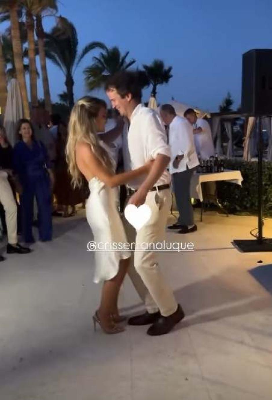 La pareja no dudó en bailar al son de