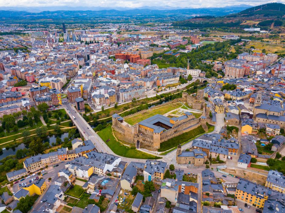 Vista aérea de Ponferrada y su castillo templario.