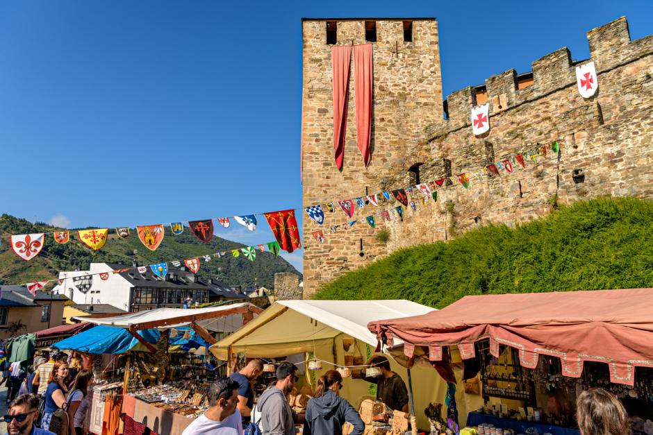 Mercado medieval a los pies del castillo de Ponferrada