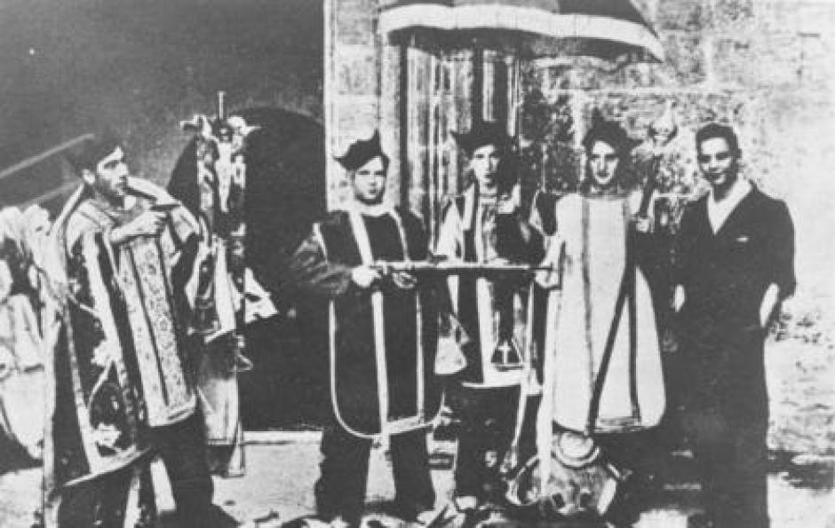 Milicianos con casullas y símbolos religiosos