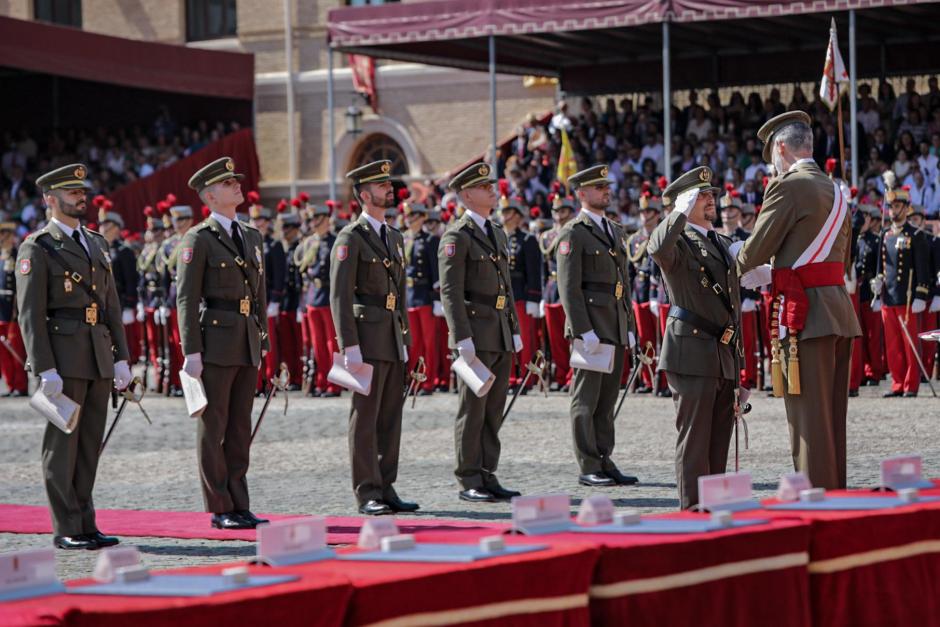 El Rey entrega los Reales Despachos a los 489 nuevos oficiales del Ejército de Tierra y la Guardia Civil