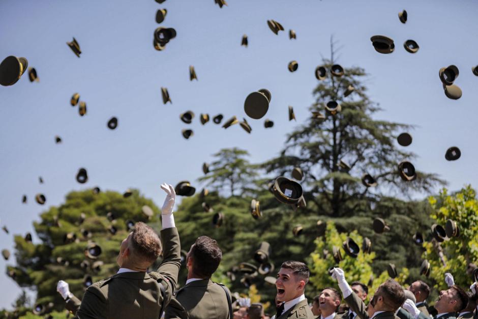 Los nuevos tenientes proceden a «romper filas» y arrojar sus gorras al aire como es tradicional