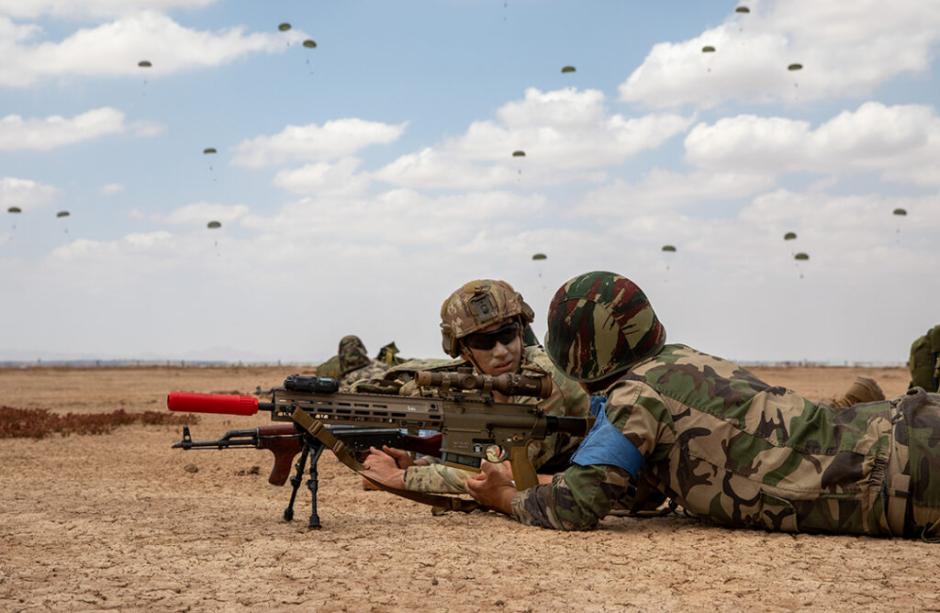 Un soldado del ejército de EE. UU. analiza la seguridad de la zona de lanzamiento con un soldado marroquí en Ben Guerir, Marruecos, el 10 de junio de 2023, durante el ejercicio African Lion 2023