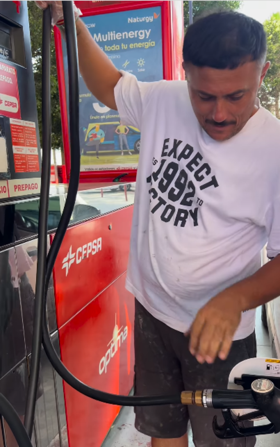 La clave está en repostar con la manguera elevada