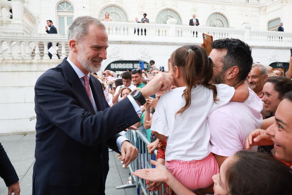 Don Felipe saluda en Santander a una niña
