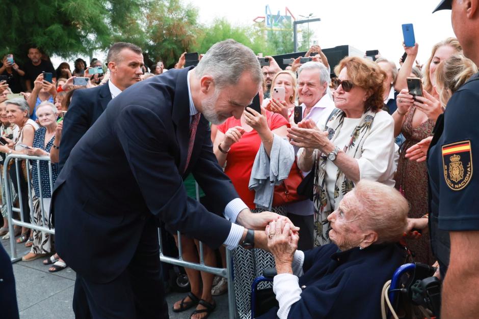 El Monarca se ha acercado a saludar al público antes de pasar a la cena del Foro España-Estados Unidos en Santander