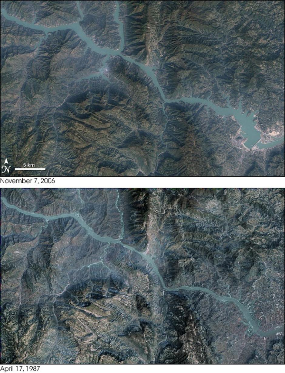 Vista satelital de la Presa de las Tres Gargantas en el momento de su construcción (abajo) y el momento en el que finalizó la obra (arriba)