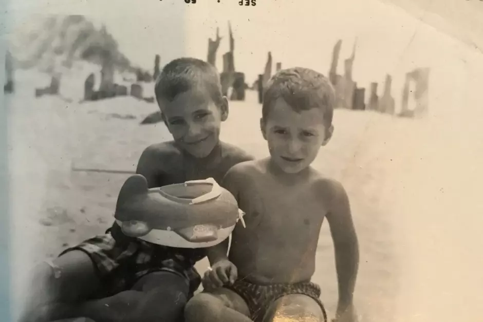 Robert, a la derecha, con su hermano en la playa