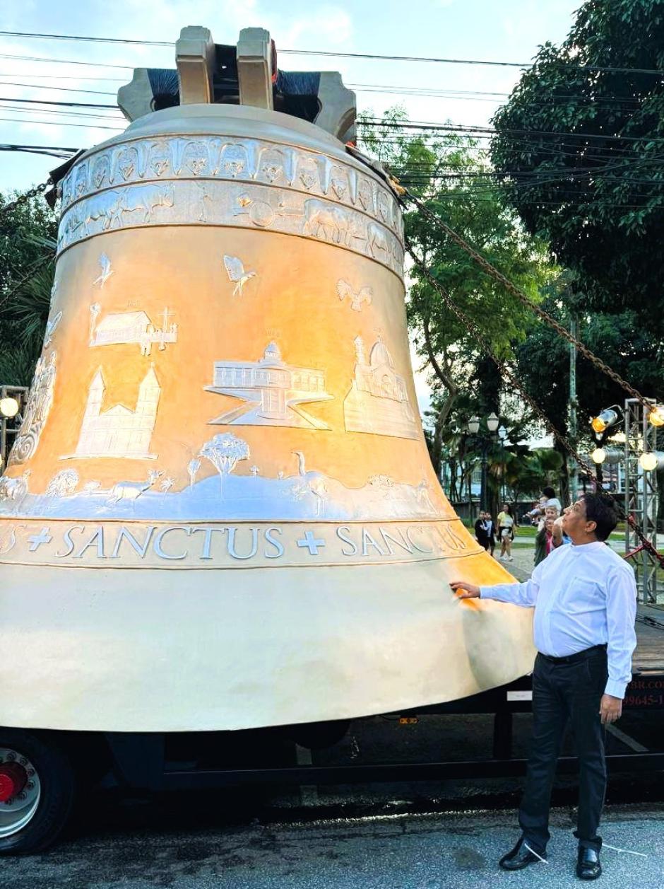 Un sacerdote posa junto al gigantesco instrumento