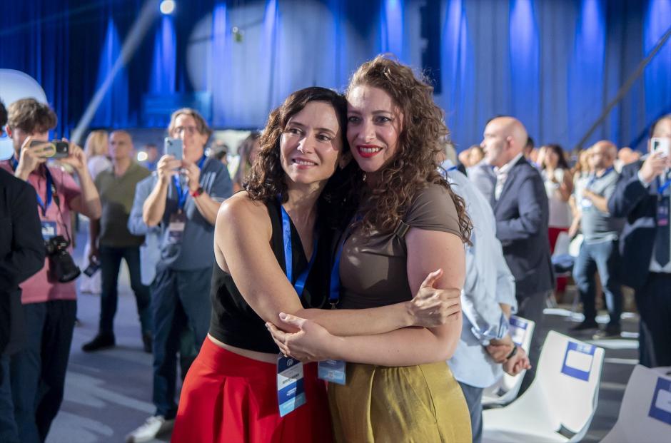 Isabel Díaz Ayuso abraza a Ester Muñoz durante el XXI Congreso Nacional del PP