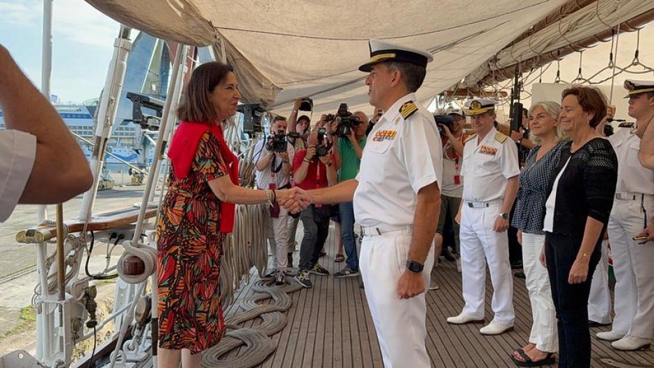 La ministra de Defensa, Margarita Robles, sube a bordo del Juan Sebastián de Elcano