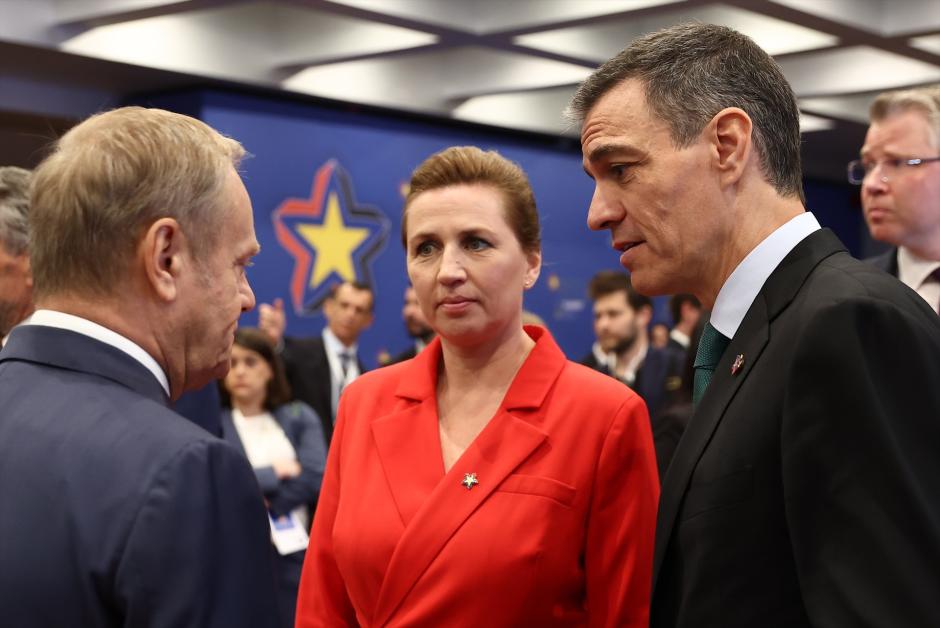 Pedro Sánchez conversa con sus homólogos de Dinamarca, Mette Frederiksen y de Polonia, Donald Tusk