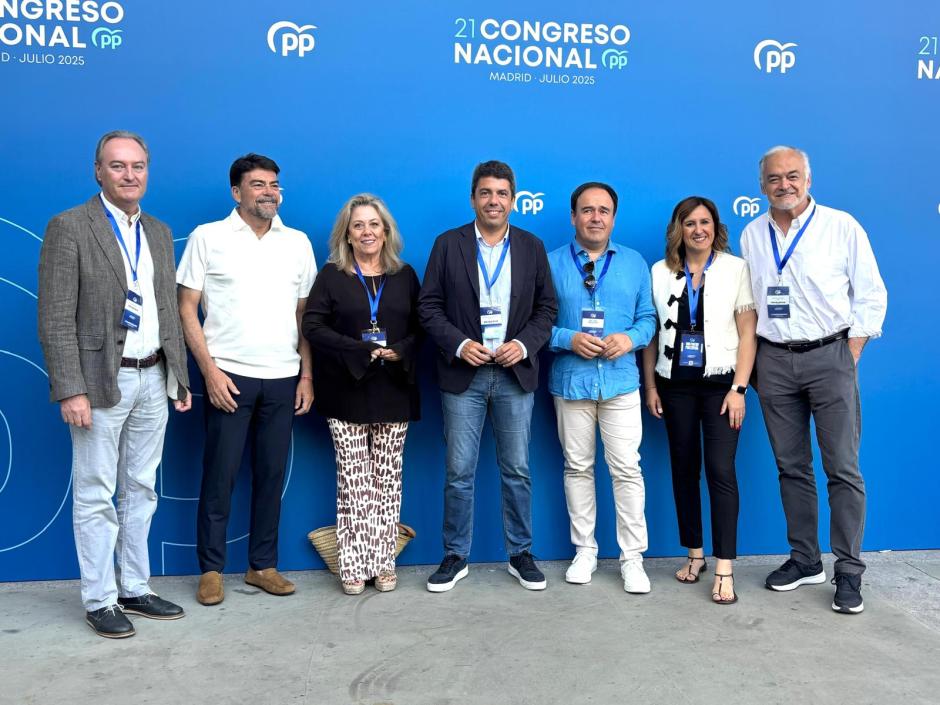Imagen de Carlos Mazón tomada este domingo junto a un grupo de integrantes de la delegación valenciana del PP