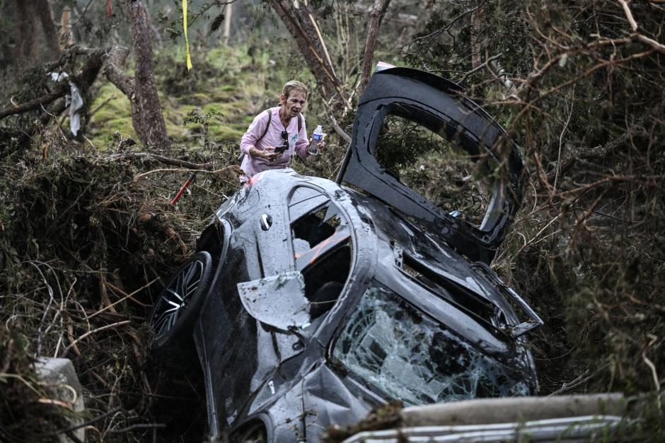 Una voluntaria busca a personas desaparecidas tras las graves inundaciones repentinas ocurridas durante el fin de semana festivo del 4 de julio en Hunt, Texas