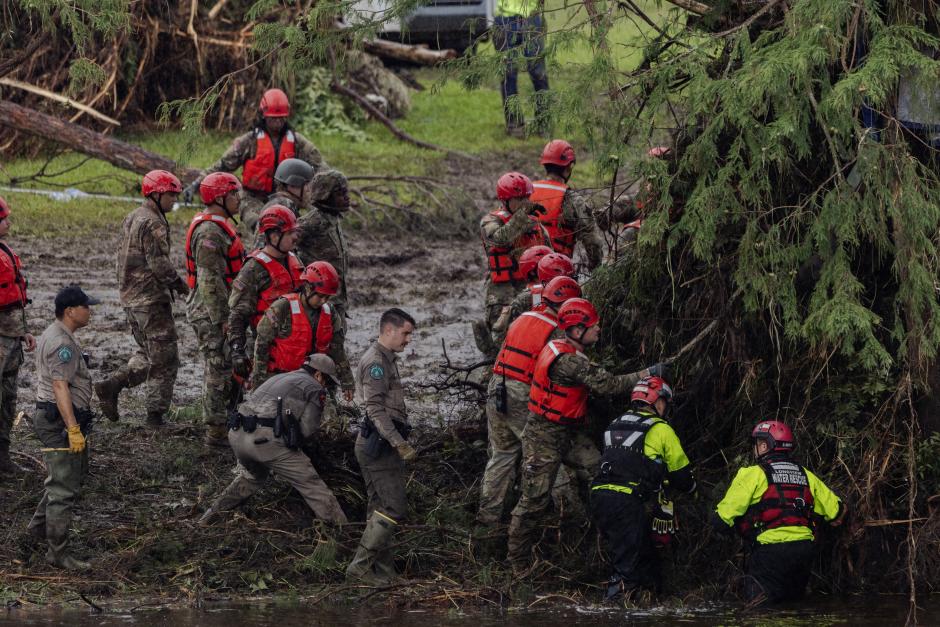 Equipos de búsqueda y rescate excavan entre los escombros en busca de sobrevivientes o restos de personas arrastradas por la inundación