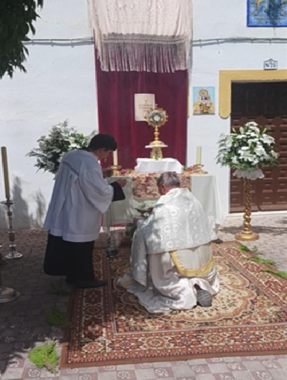 Solemnidad de la Custodia en el altar instalado en el patio de la iglesia del Carmen