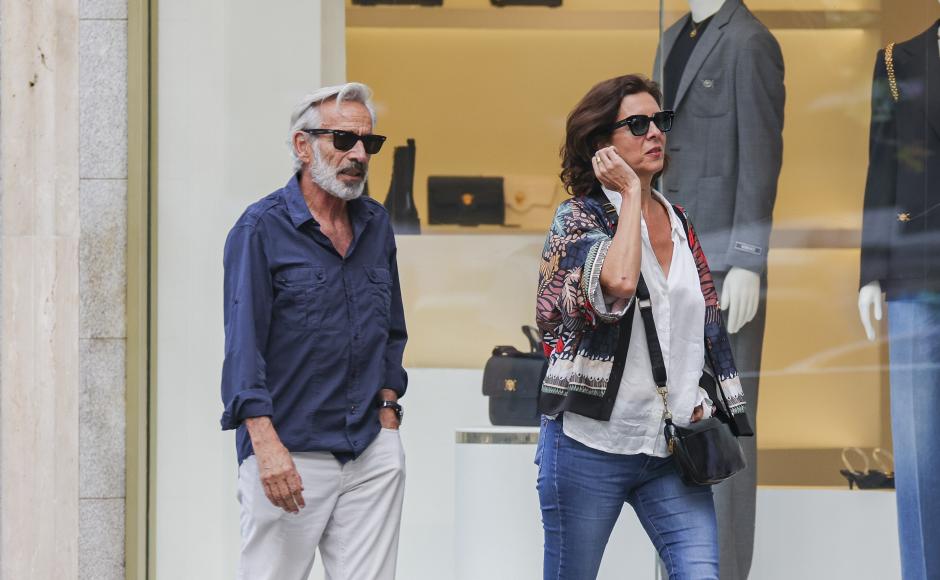 Imanol Arias, paseando por Madrid junto a una amiga