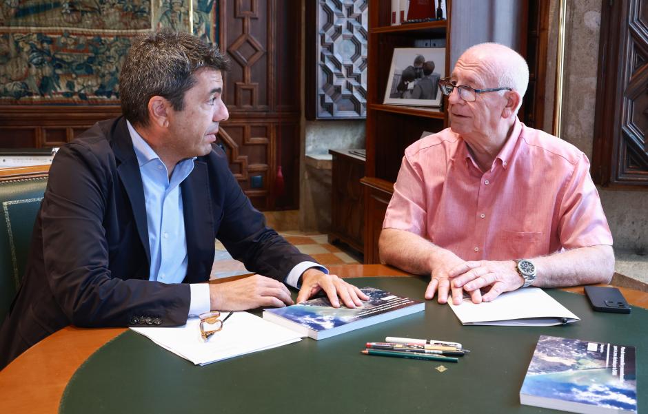 Imagen de Carlos Mazón junto a Vicent Císcar, alcalde de Paiporta, uno de los municipios de la zona cero de la dana