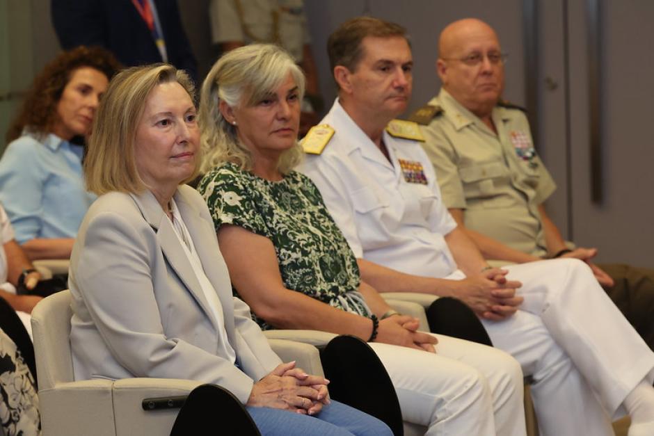 La Secretaria de Estado de Defensa, Amparo Valcarce (en primer término) asiste a la firma de un acuerdo entre Defensa y Ceuta