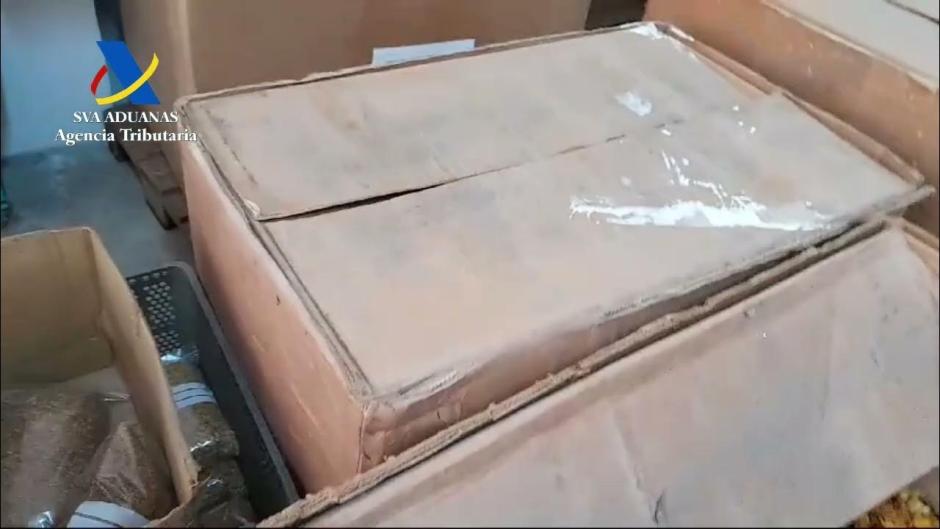 Otra de las cajas intervenidas por los agentes al padre de la dirigente del PSOE