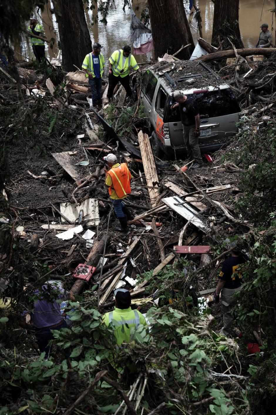 Habitantes de la región se han unido a los equipos de rescate como voluntarios