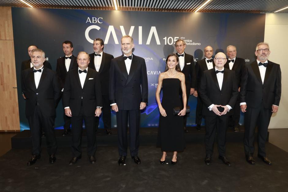 Los Reyes, con los premiados y los organizadores de los premios de periodismo de ABC