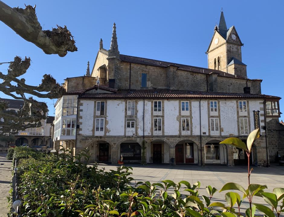 Plaza e iglesia de Espinosa de los Monteros.
