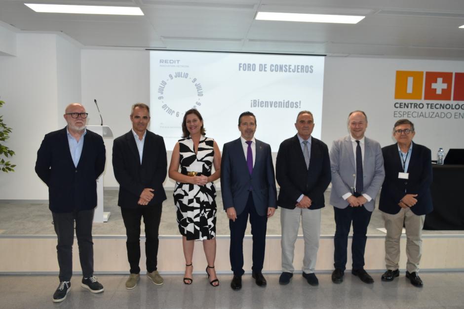 Imagen de Francisco José Gan Pampols, junto a Fernando Saludes y los organizadores del Foro Consejeros de REDIT