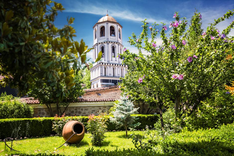 Campanario y jardín de la iglesia de San Constantino y Elena
