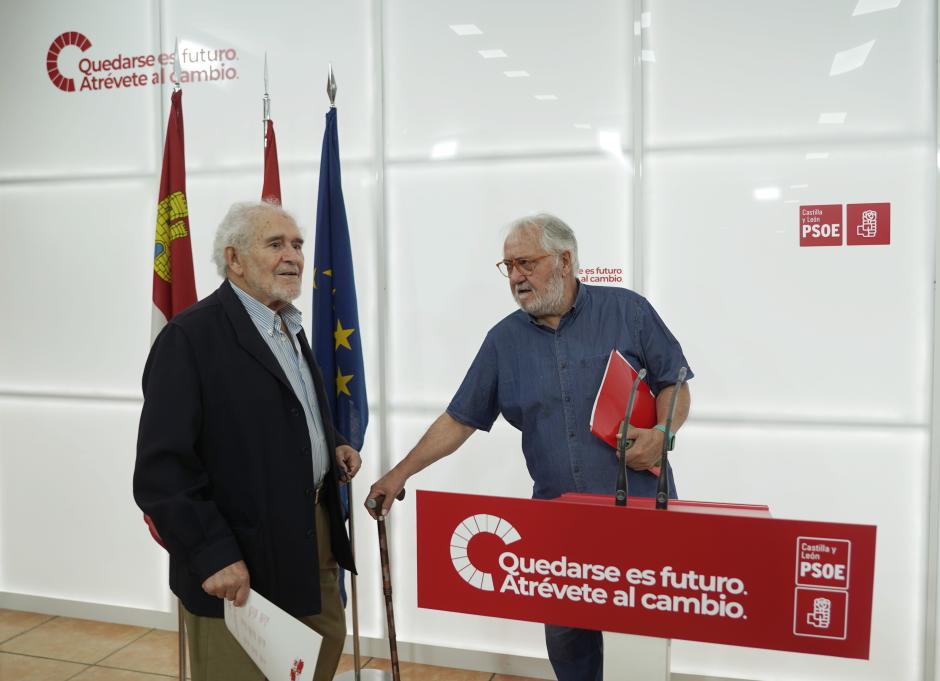 Demetrio Madrid, y Juan Colino presentan el Manifiesto en apoyo al secretario general del PSOE y presidente del Gobierno de España, Pedro Sánchez.