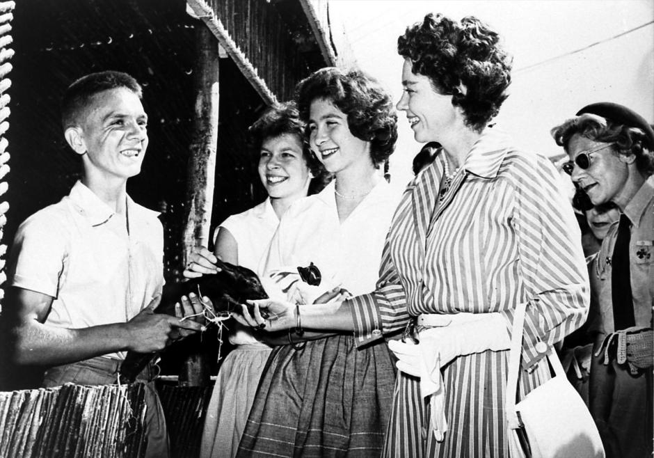 La Princesa Irene con su madre, la Reina Federica, y su hermana, Doña Sofía, en un centro rural para niños en Grecia en 1955
24/6/1955