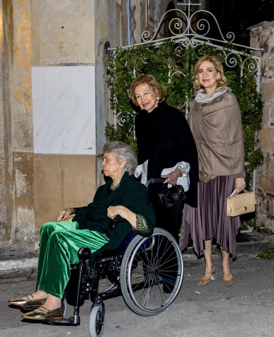 Doña Sofía y la Infanta Cristina, con la Princesa Irene, el pasado febrero en Atenas durante la boda del Príncipe Nicolás de Grecia