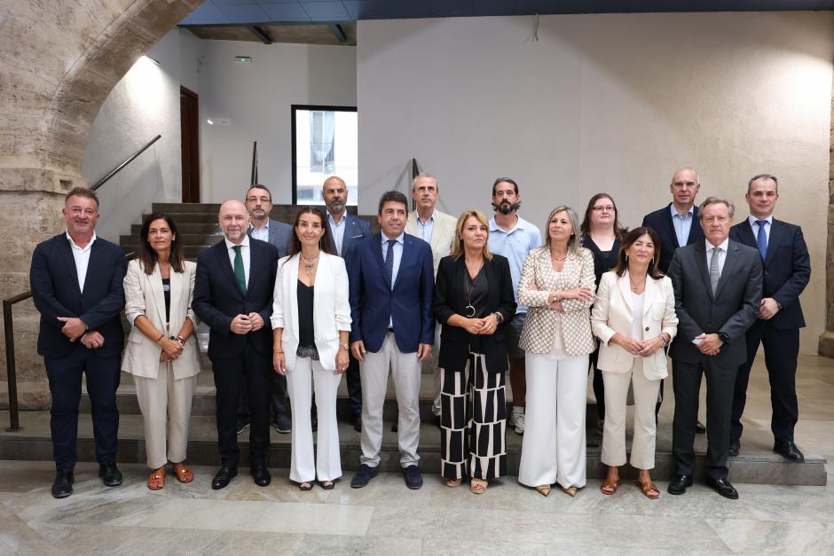 Imagen de Carlos Mazón junto a miembros del Consell