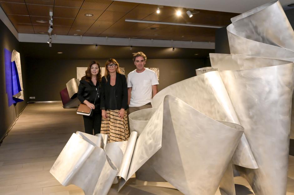 De izquierda a derecha Felisa Martínez, Laura Campos y Juan Carlos Nadal en la exposición de Fundación Bancaja en Valencia