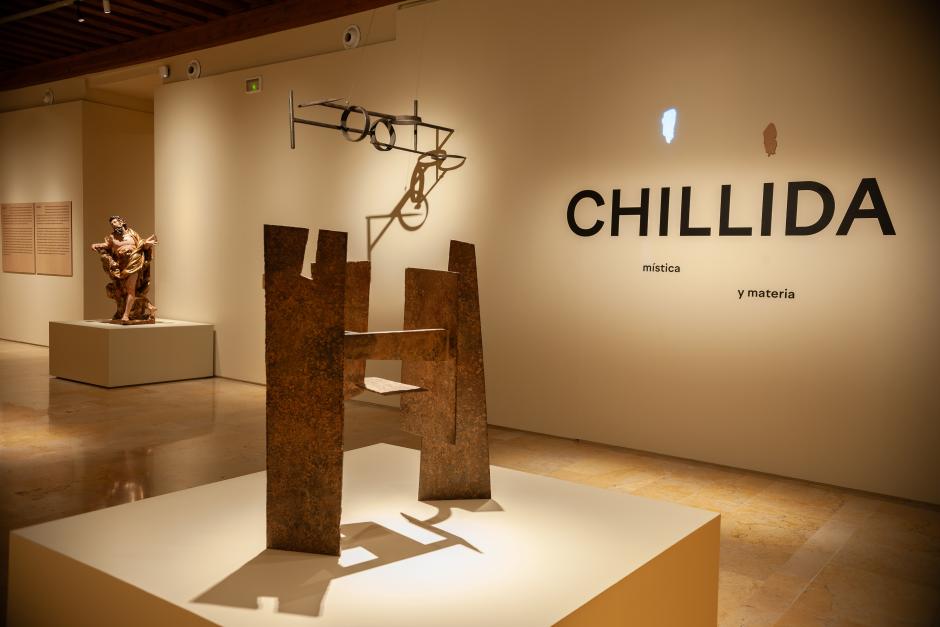 Si un artista español de la segunda mitad del siglo XX logró romper muros y atravesar fronteras ese fue Eduardo Chillida. La obra del escultor vasco sigue siendo revalorizándose situándolo como uno de los artistas españoles más influyentes en el mundo. Su forma de abordar la escultura, buscando un nuevo sentido a conceptos como la materia, el espacio o el tiempo, lo convierten en inmortal. Con motivo del centenario de su nacimiento, el Museo Nacional de Escultura de Valladolid ha organizado una importante exposición titulada Chillida. Mística y materia, que puede visitar hasta el 14 de septiembre.