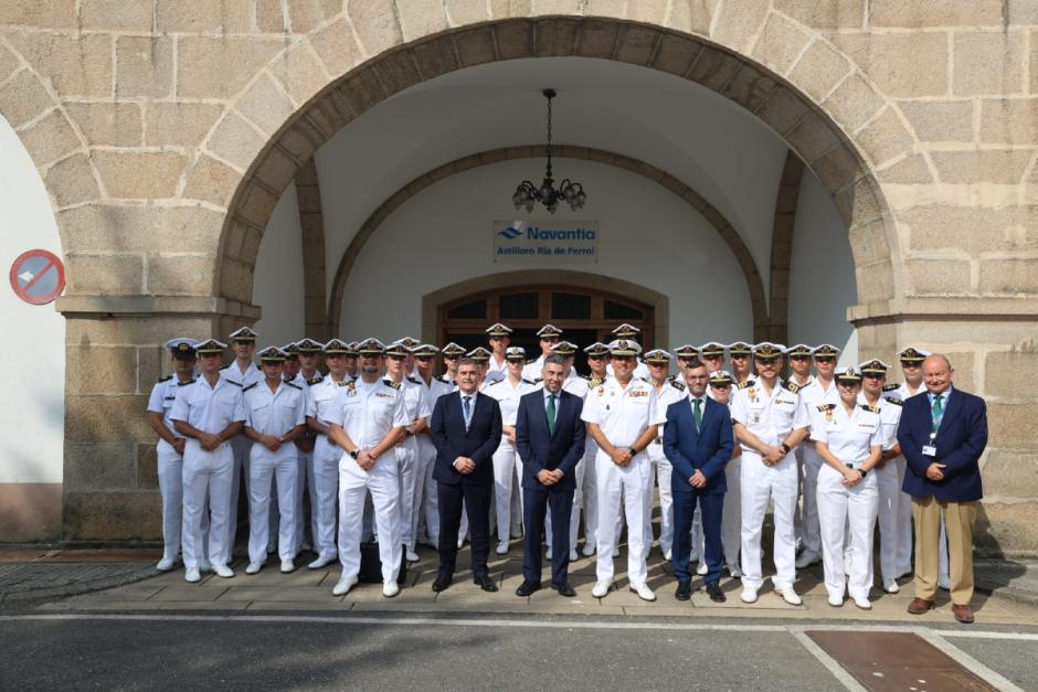 La Princesa (en el centro) y sus compañeros, en las instalaciones de Navantia