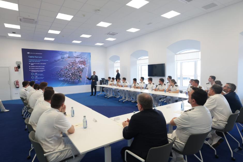 Doña Leonor atiende a una presentación en Navantia junto a sus compañeros